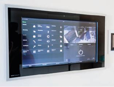 Domotica installatie - De twee centrale touchscreens tonen het hele systeem